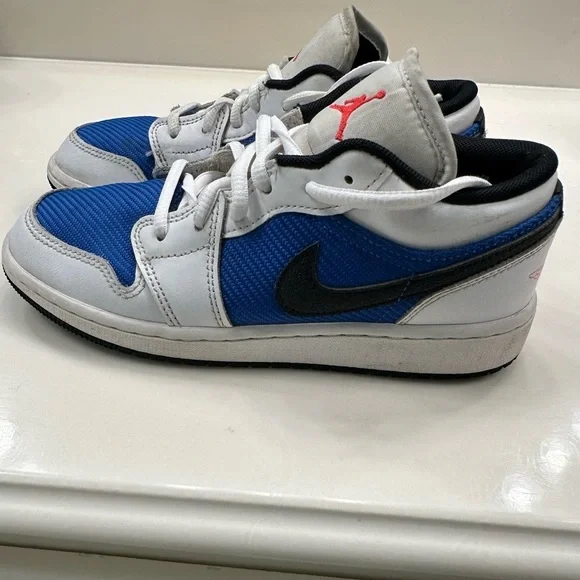 Air Jordan 1 Low SE sneakers blue, white, and black colorway size 3.5Y Logo - Picture 4 of 6